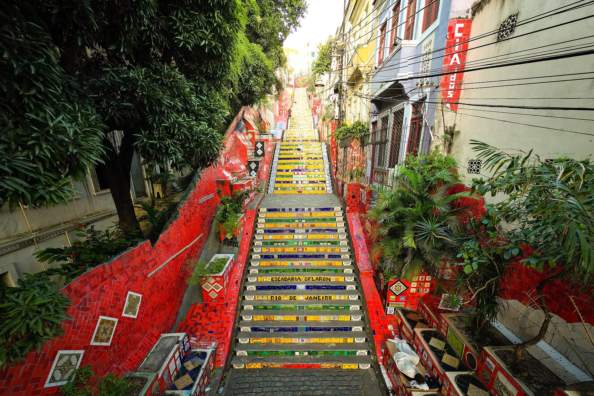 Escadaria Selarón coberta de azulejos coloridos, na Lapa, Rio de Janeiro.